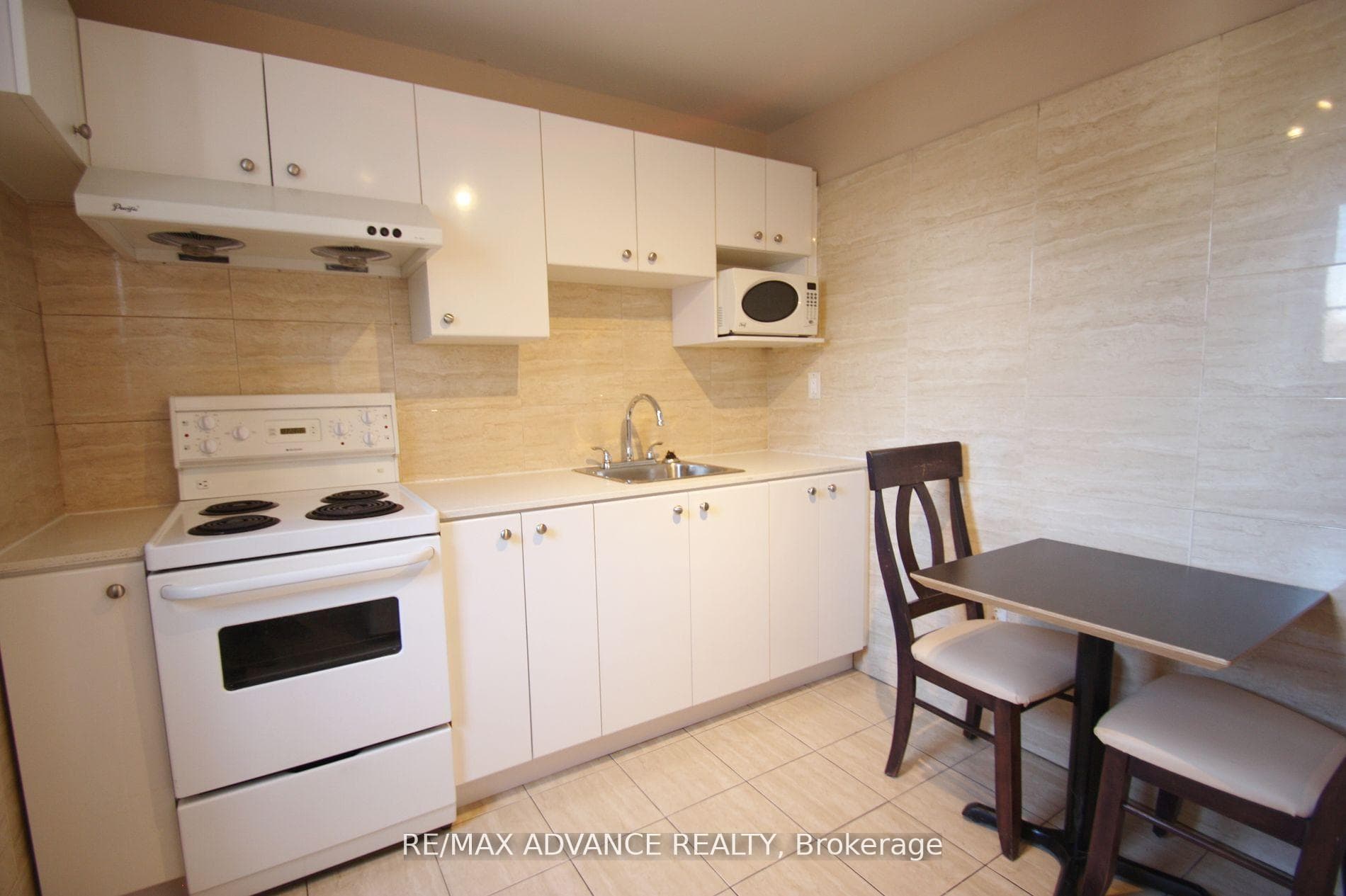 572 Danforth Avenue Unit 3rd Flr photo 3