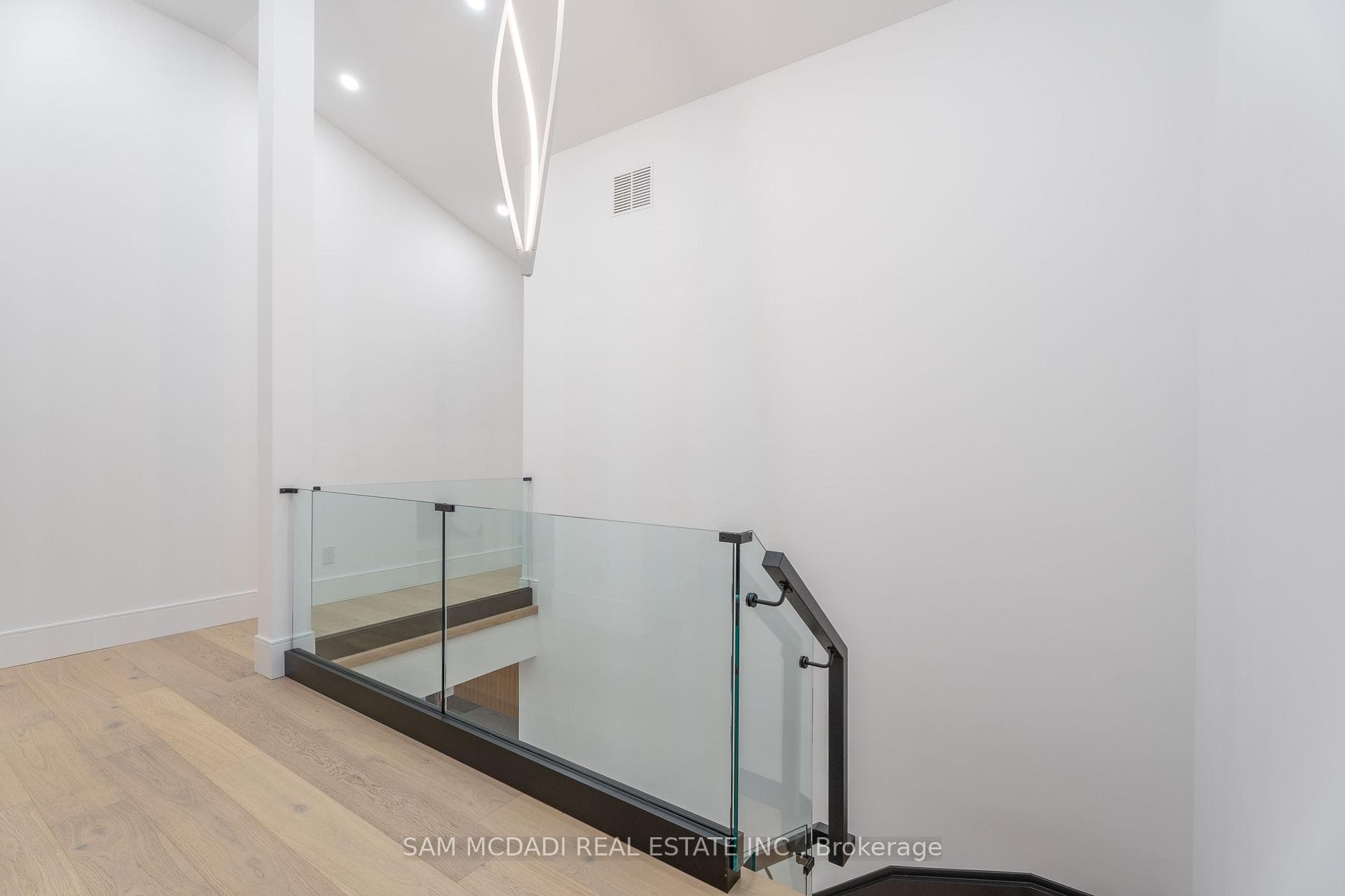 32 Swan Avenue photo 16