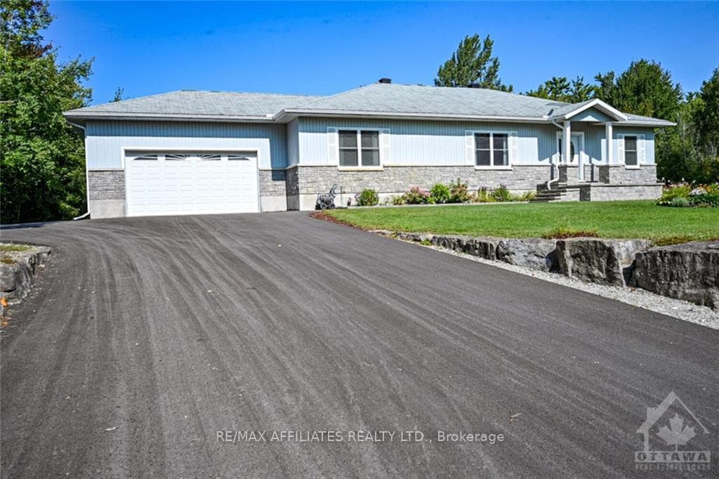 8 BASSWOOD Crescent photo 2