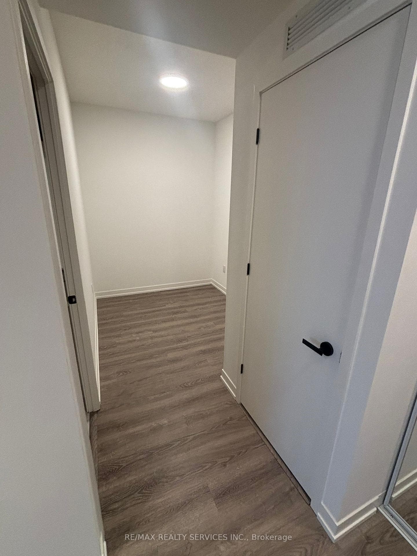 8 Interchange Way Unit 2807 photo 3