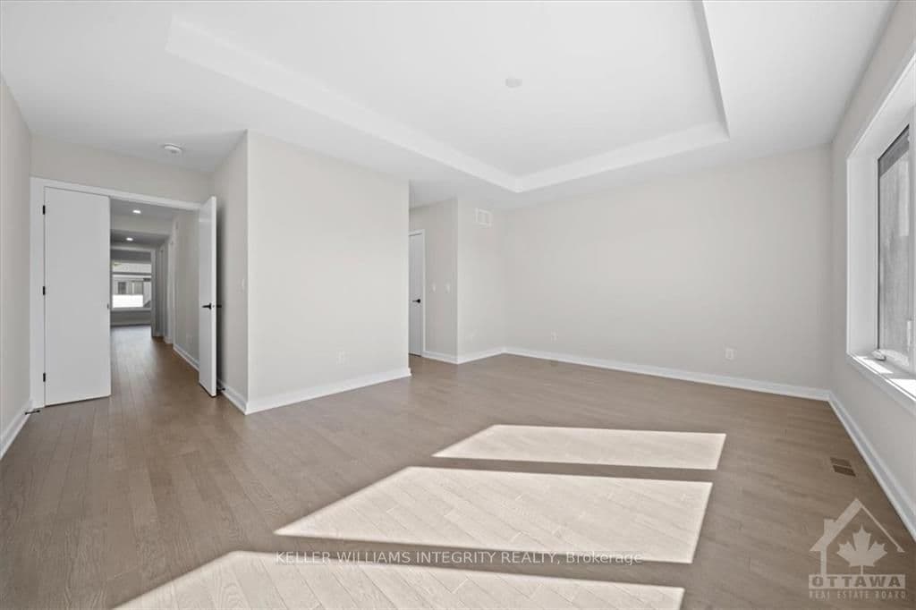 547 OMINIK Crescent photo 17