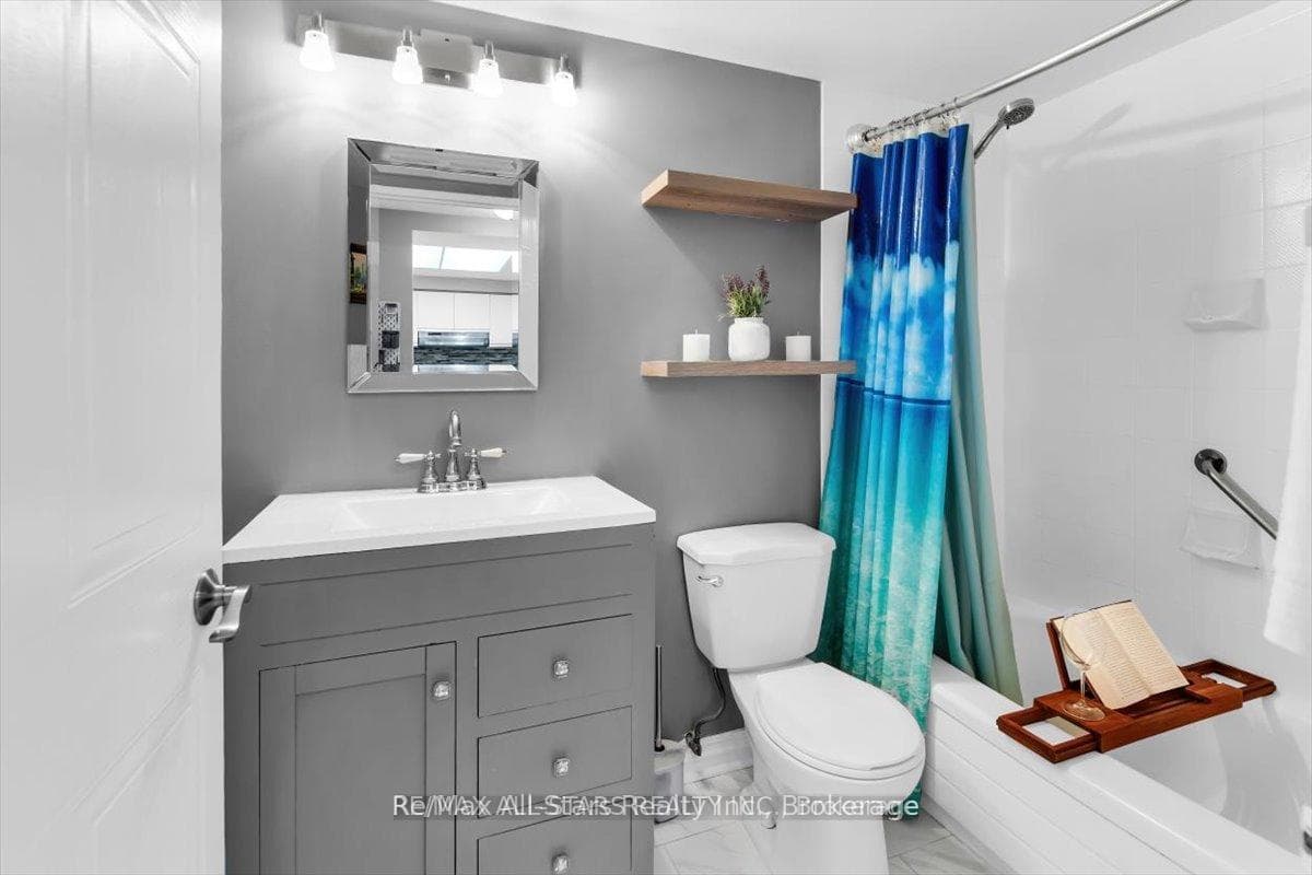 711 Rossland Road Unit 1002 photo 18