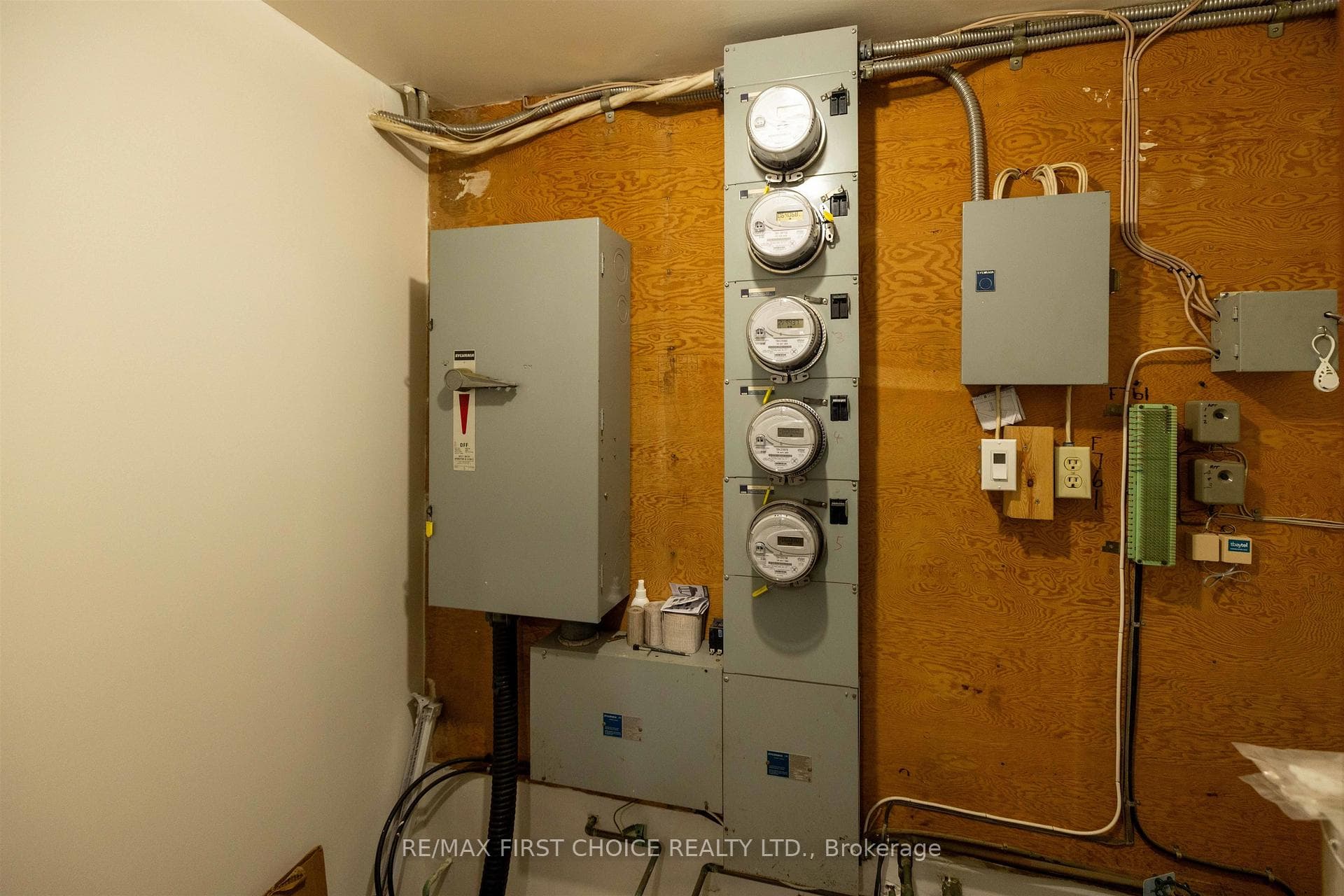 641 Catherine Street photo 28
