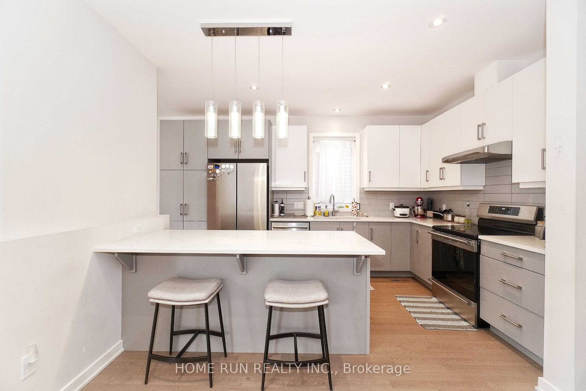 250 Soprano Avenue photo 9