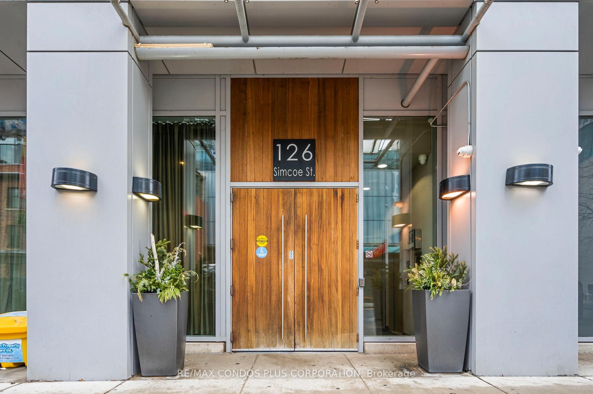 126 Simcoe Street Unit 1806 photo 2