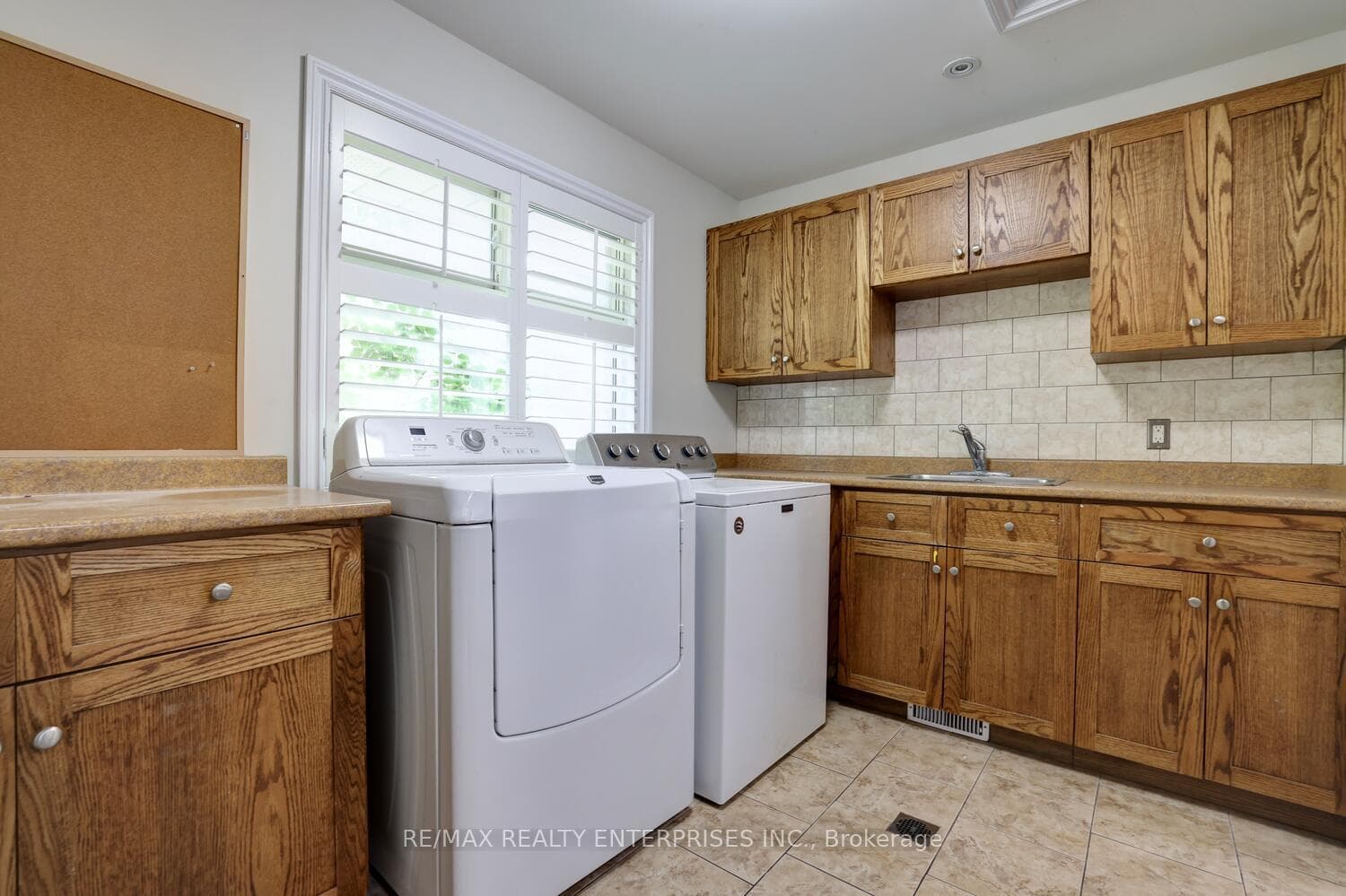 1751 Queen Street photo 12