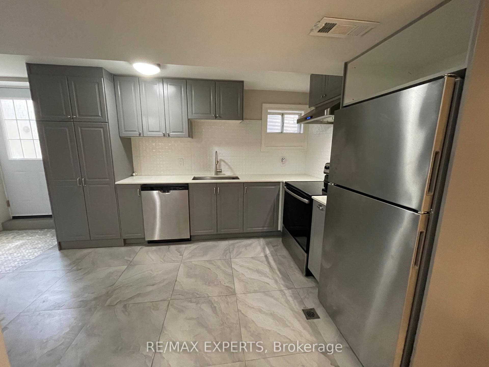 6 Cathcart Crescent Unit BASEMENT photo 5