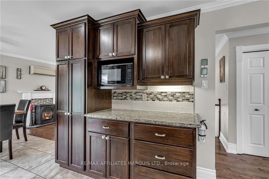 26 LOYALIST Crescent photo 11