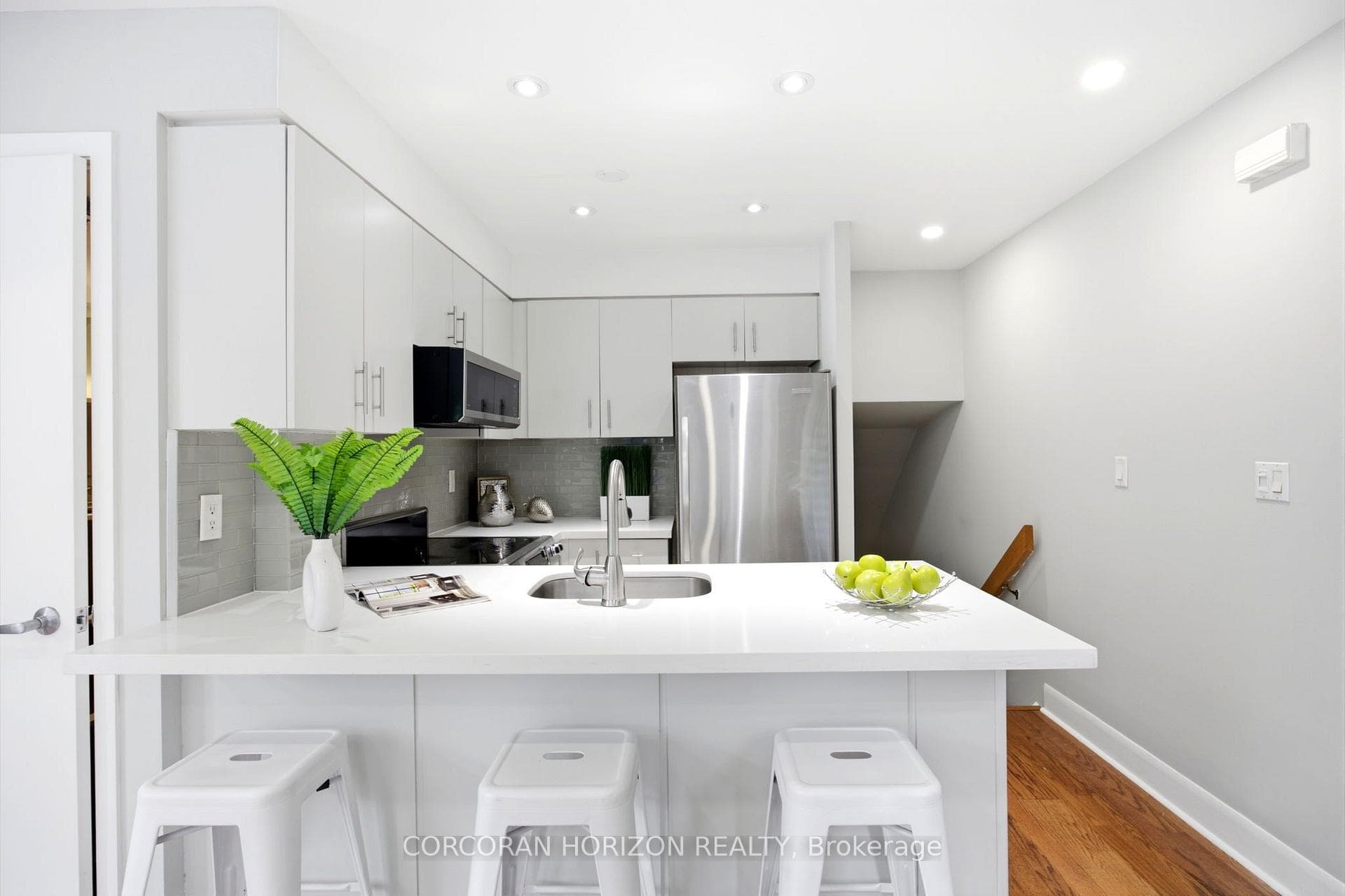 415 Jarvis Street Unit 301 photo 11