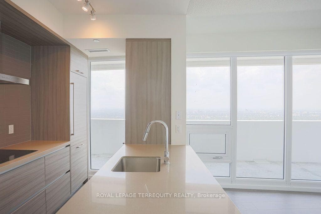 2221 Yonge Street Unit 4609 photo 4