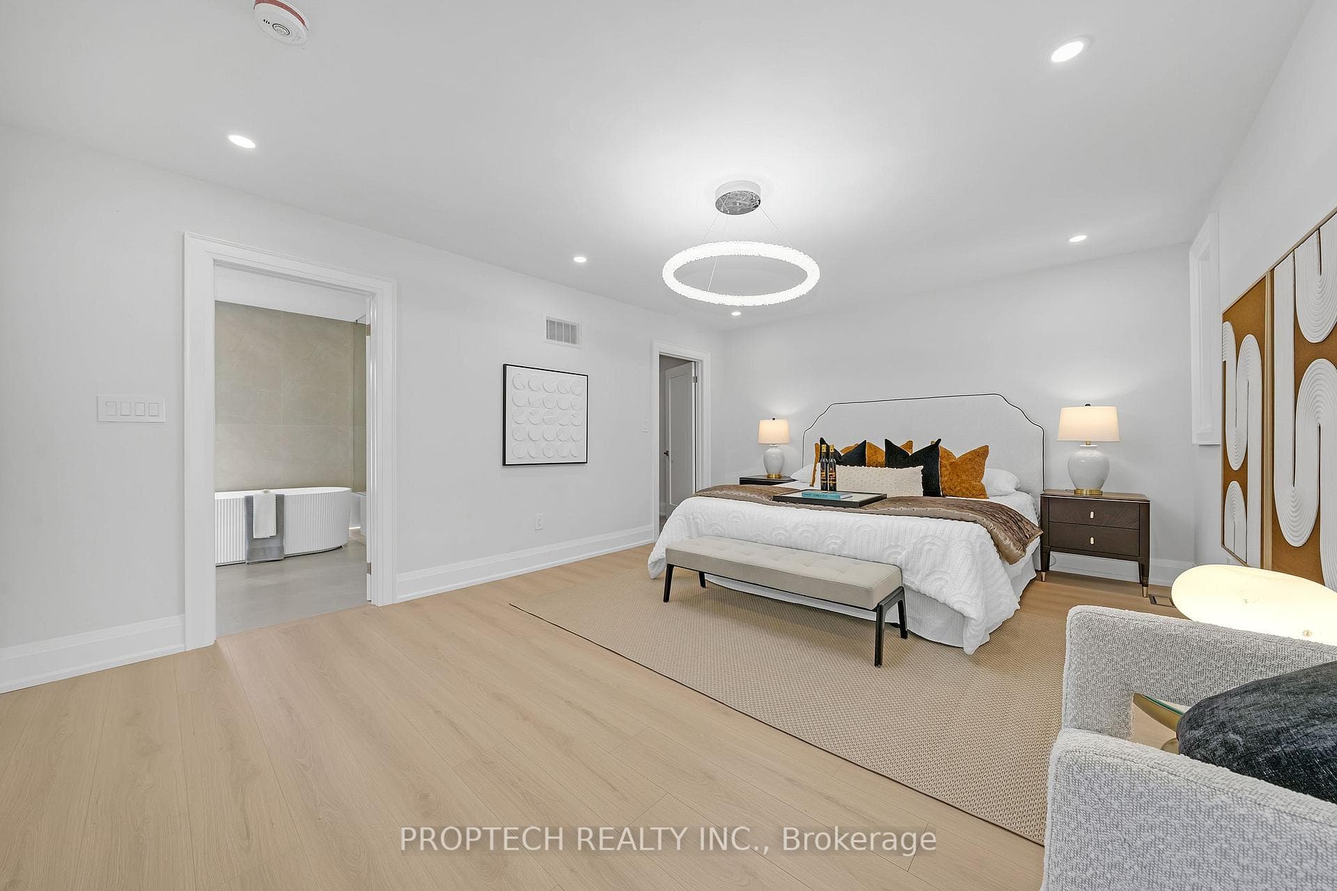 Master Bedroom w/5 Pc Ensuite