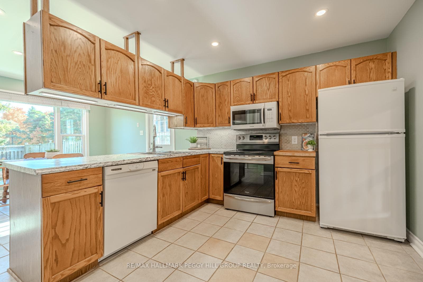 46 Patricia Avenue photo 4