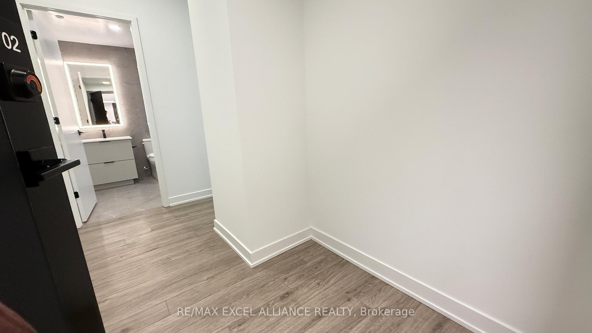 609 Sherbourne Street Unit 1702 photo 3