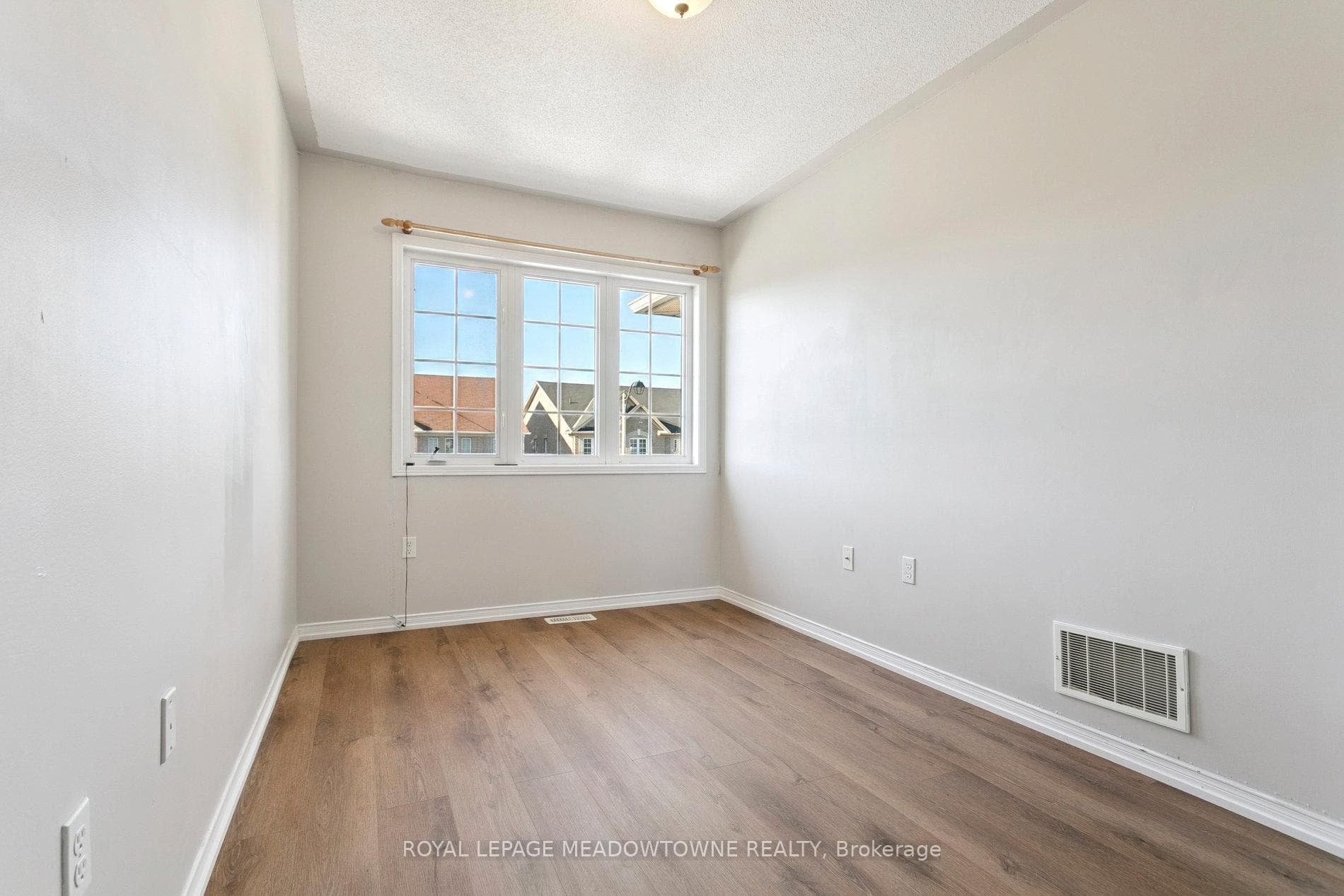 132 Crystalview Crescent Unit Upper photo 26