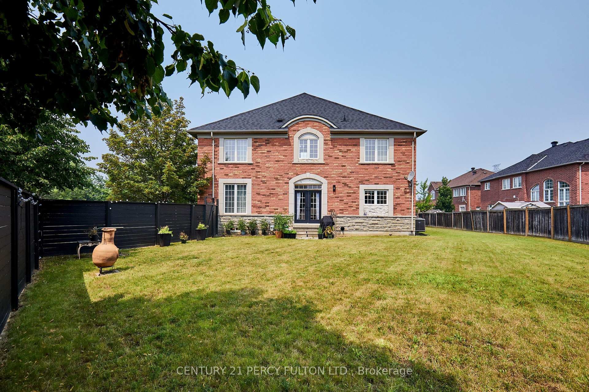 Large L-shaped Private Yard