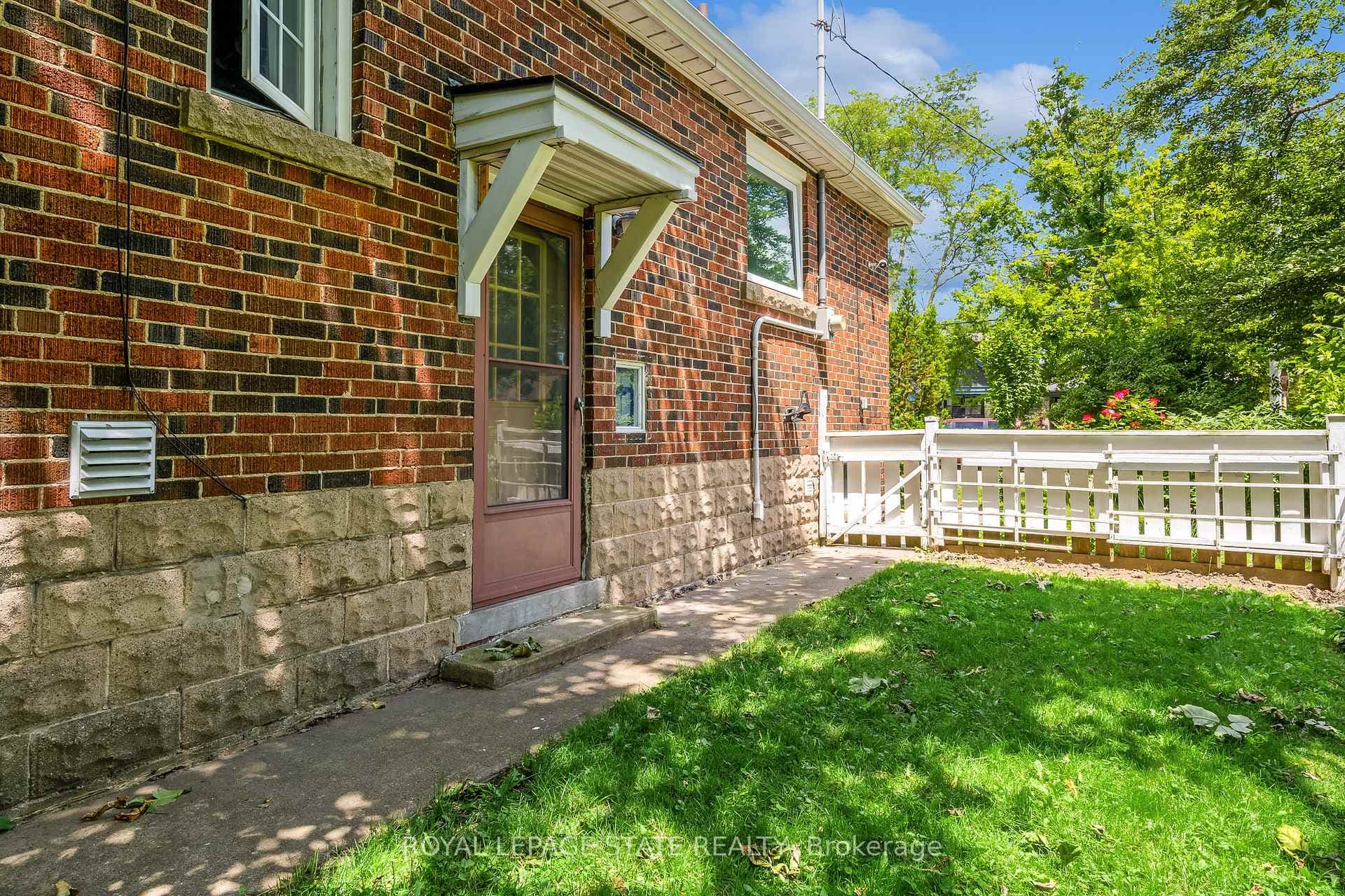 126 Queensdale Avenue photo 27
