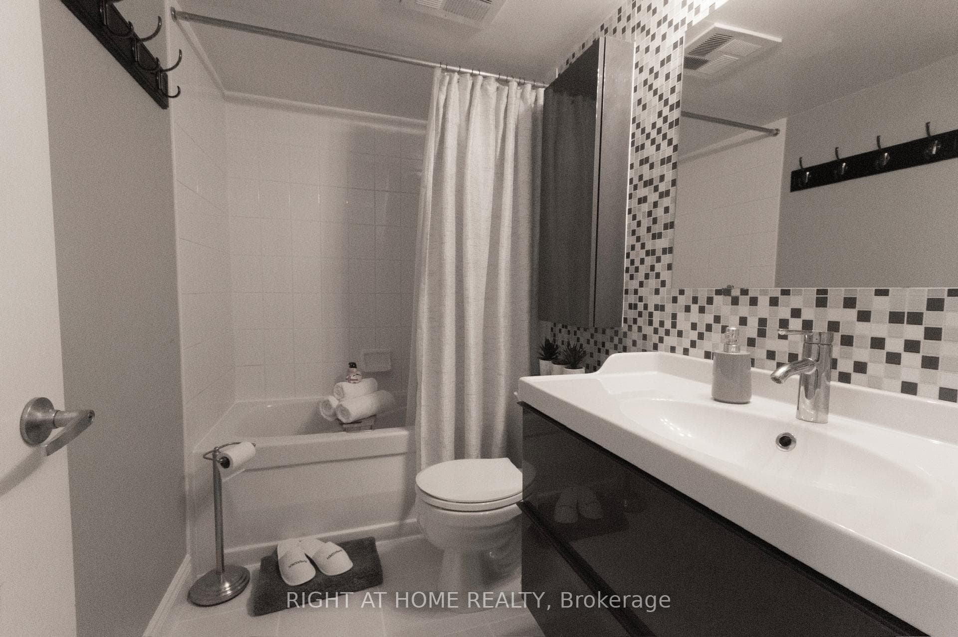 4 Elsinore Path Unit 506 photo 8