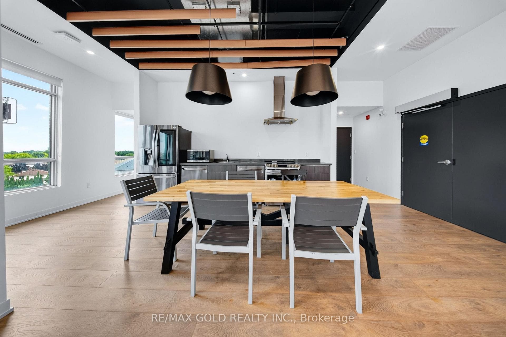 Lounge Kitchen