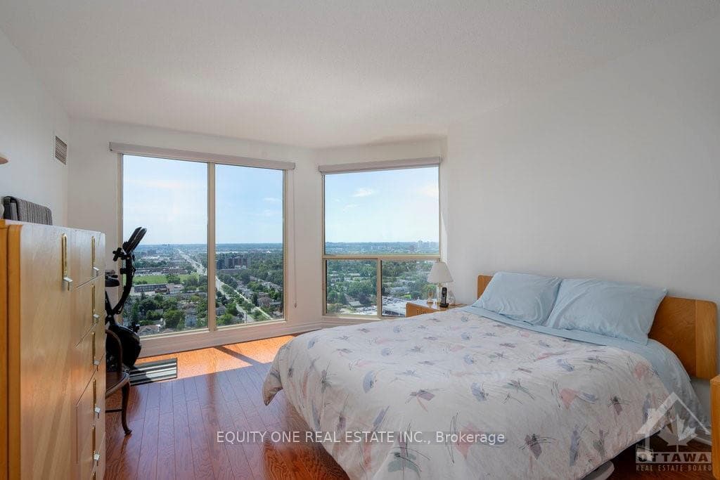 545 ST LAURENT Boulevard Unit 2407 photo 19
