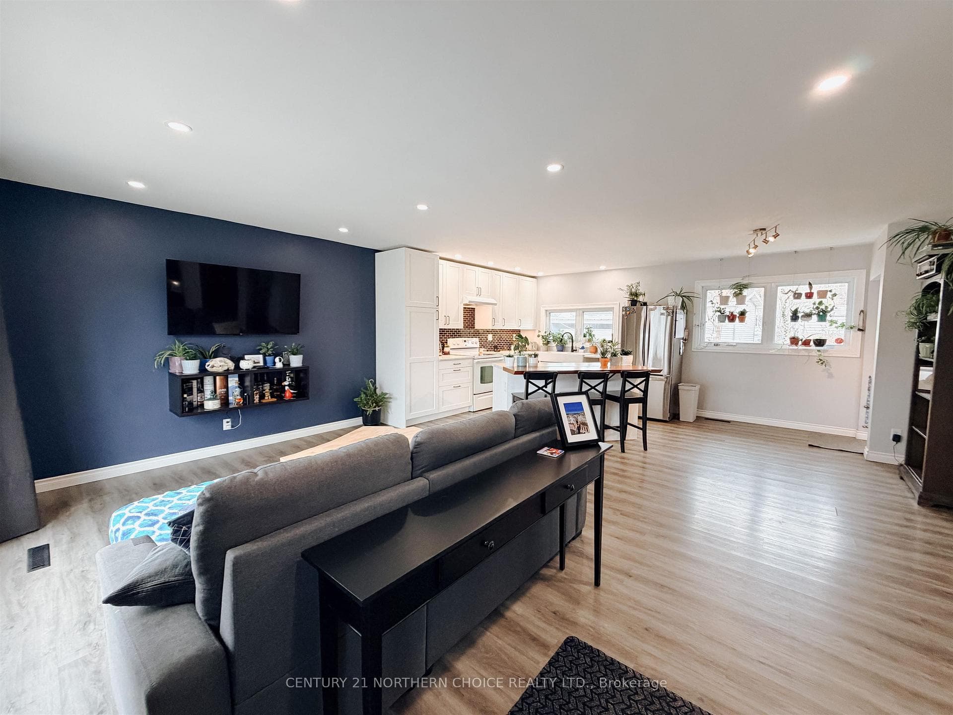 1267 Valley Drive photo 5