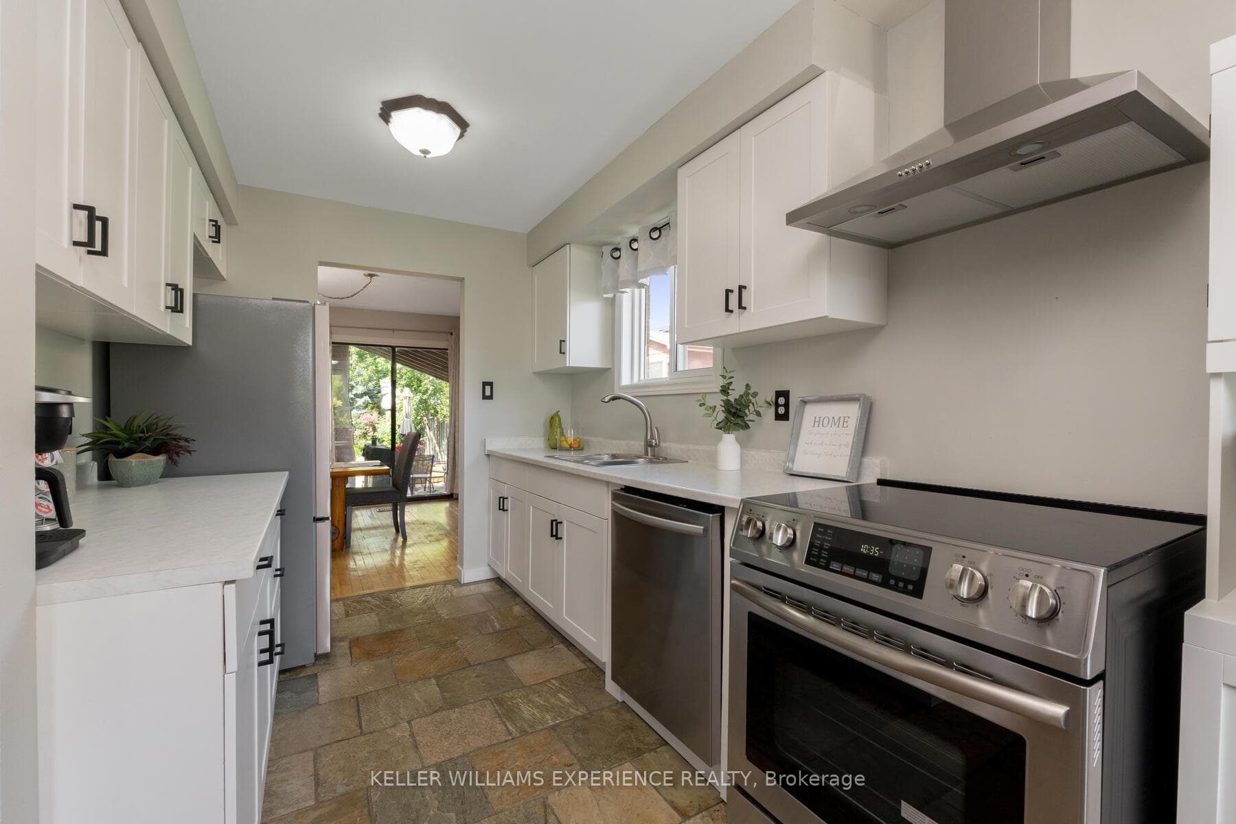 15 Thorson Gate photo 10