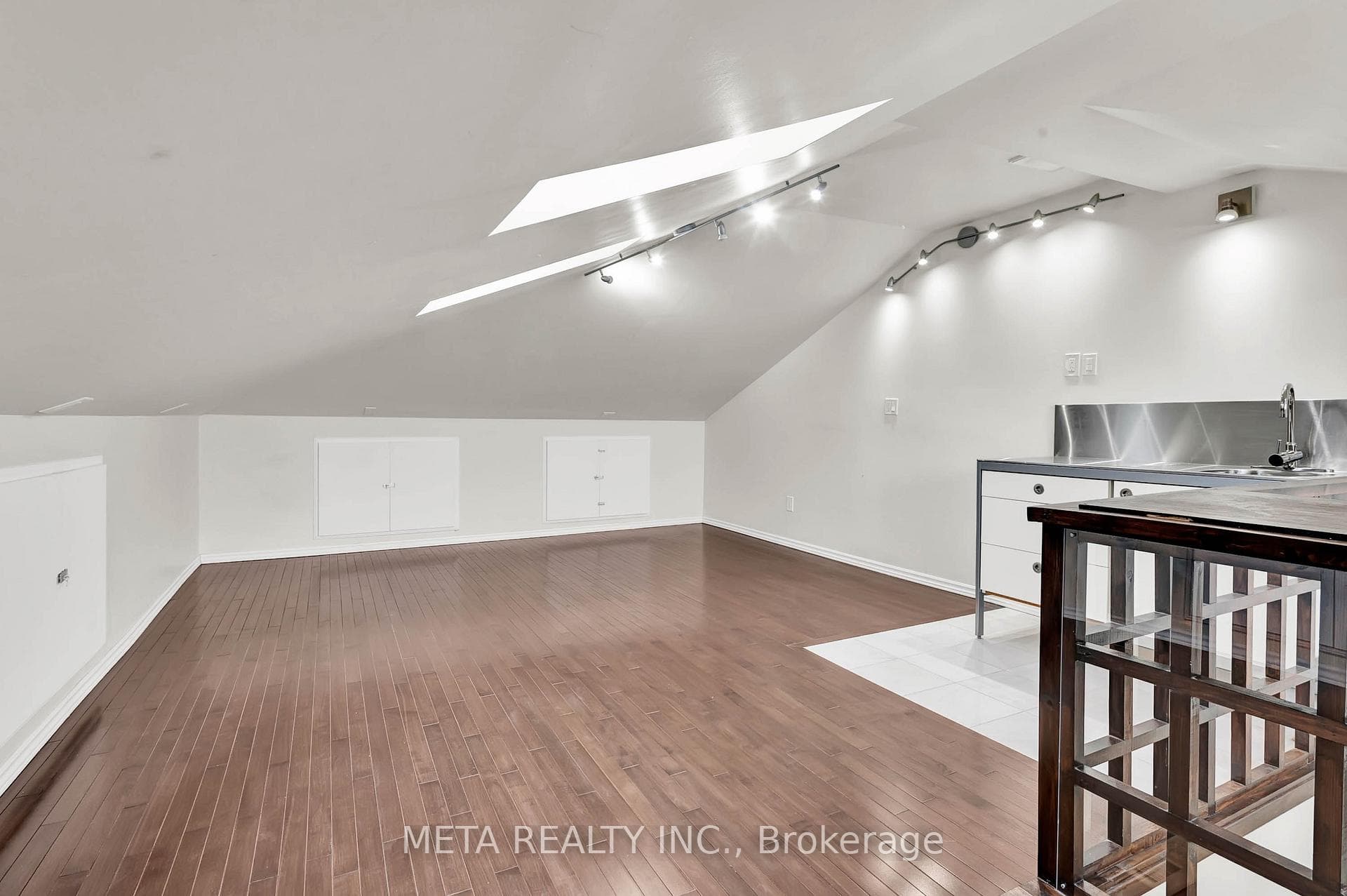 Large Loft (Home Office/Lounge/Play Room)