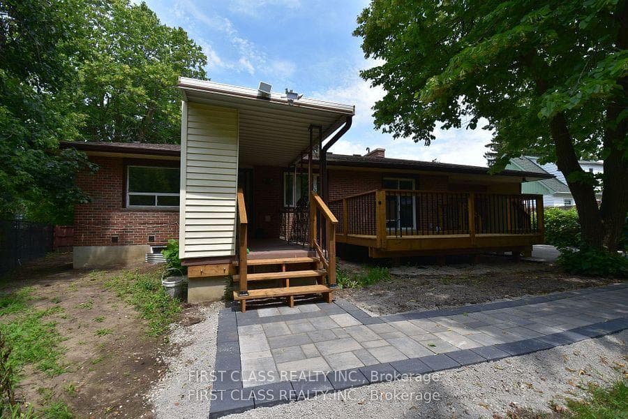1506 Simcoe Street Unit B1 photo 2