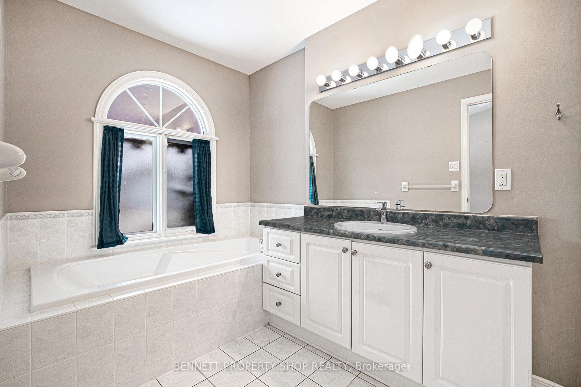 72 Waterthrush Crescent photo 16