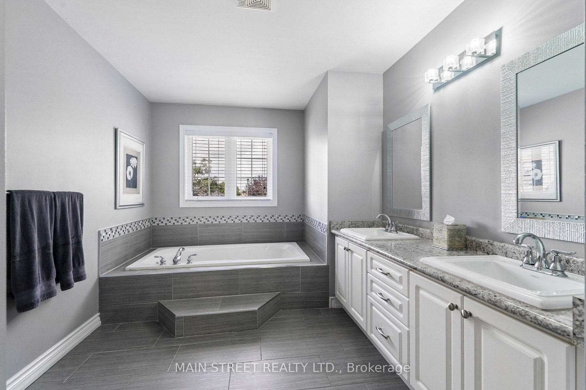 33 HIGHCASTLE Avenue photo 17