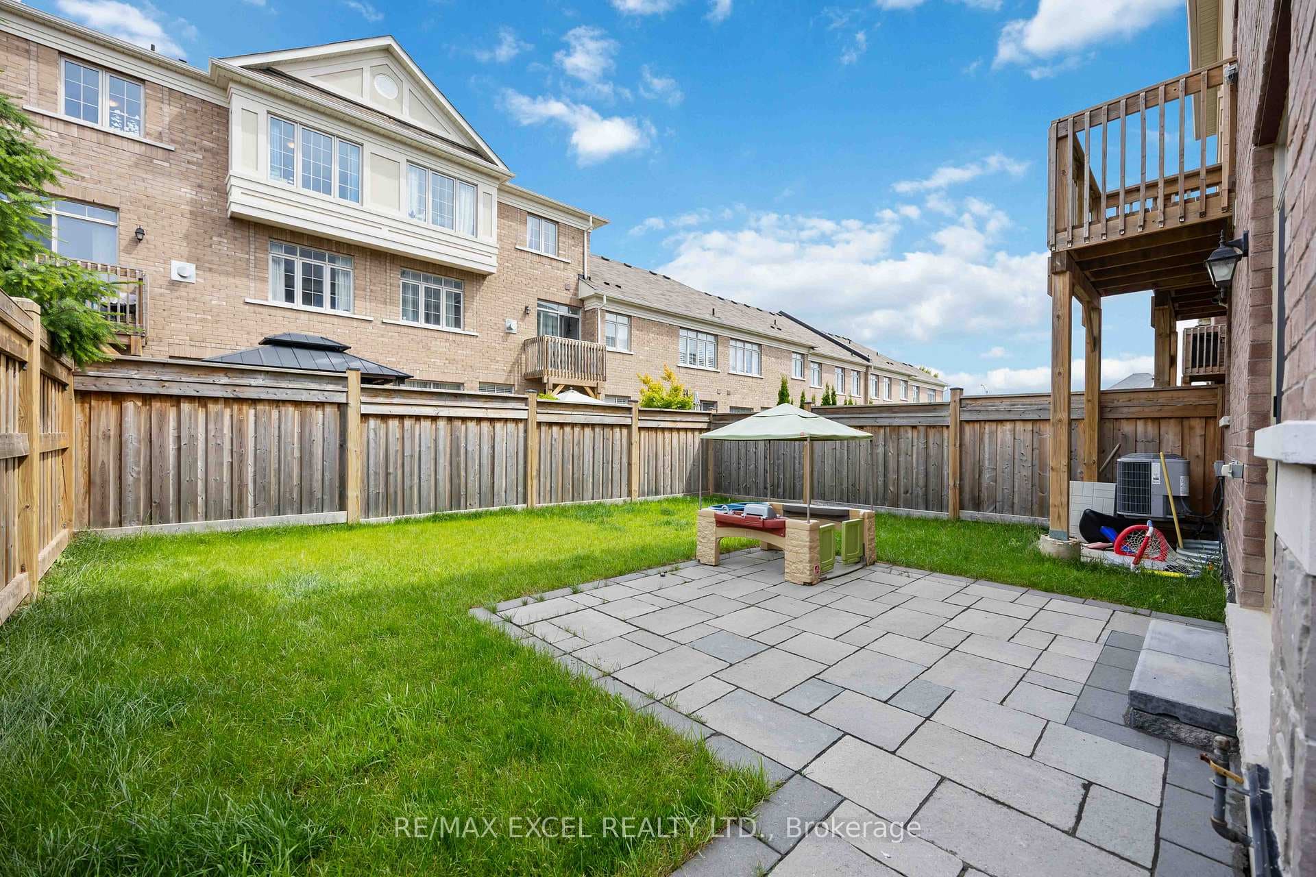 18 Ruffle Lane photo 32