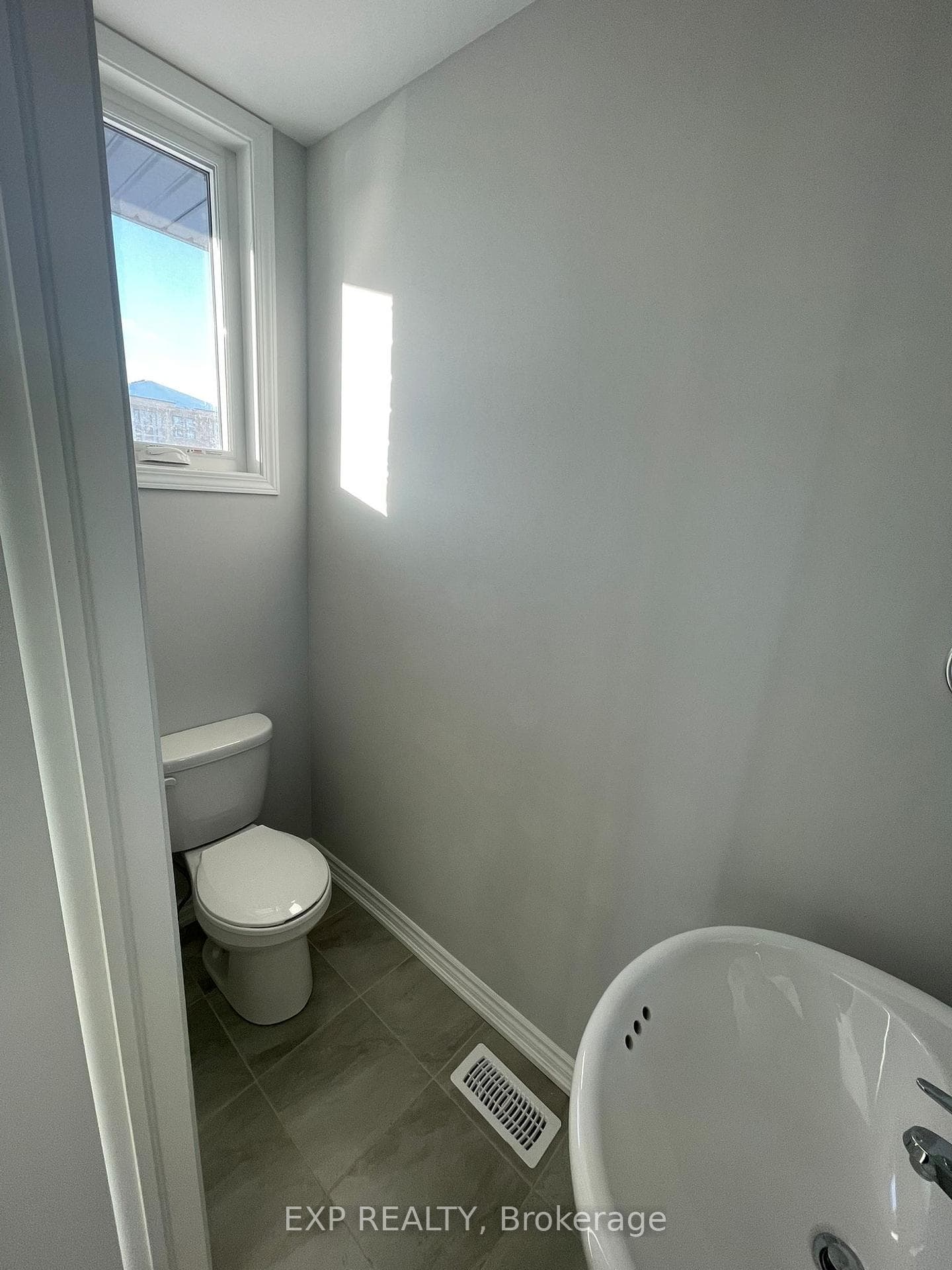 212 Pilkington Street photo 8