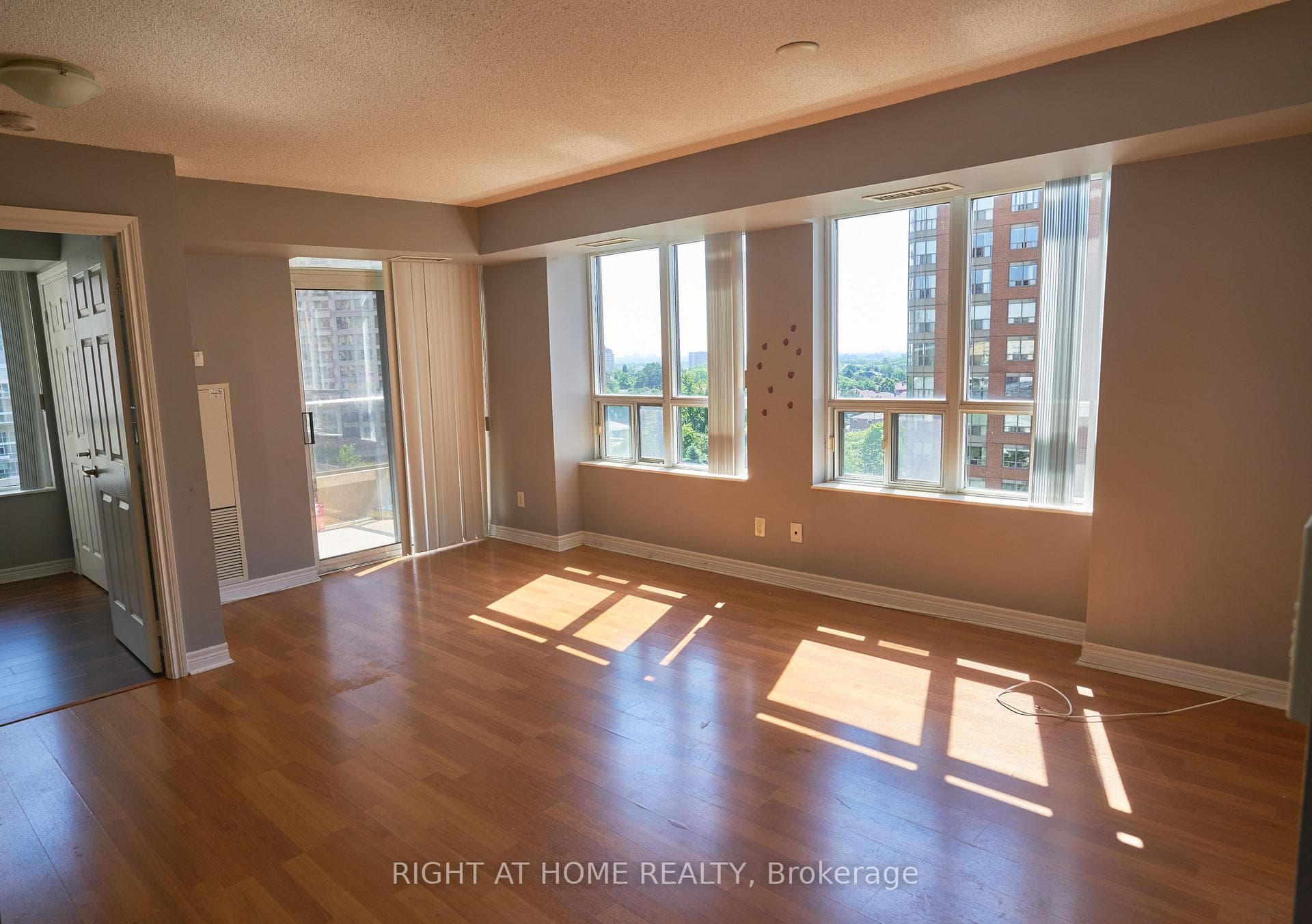 310 burnhamthorpe Road Unit 811 photo 1