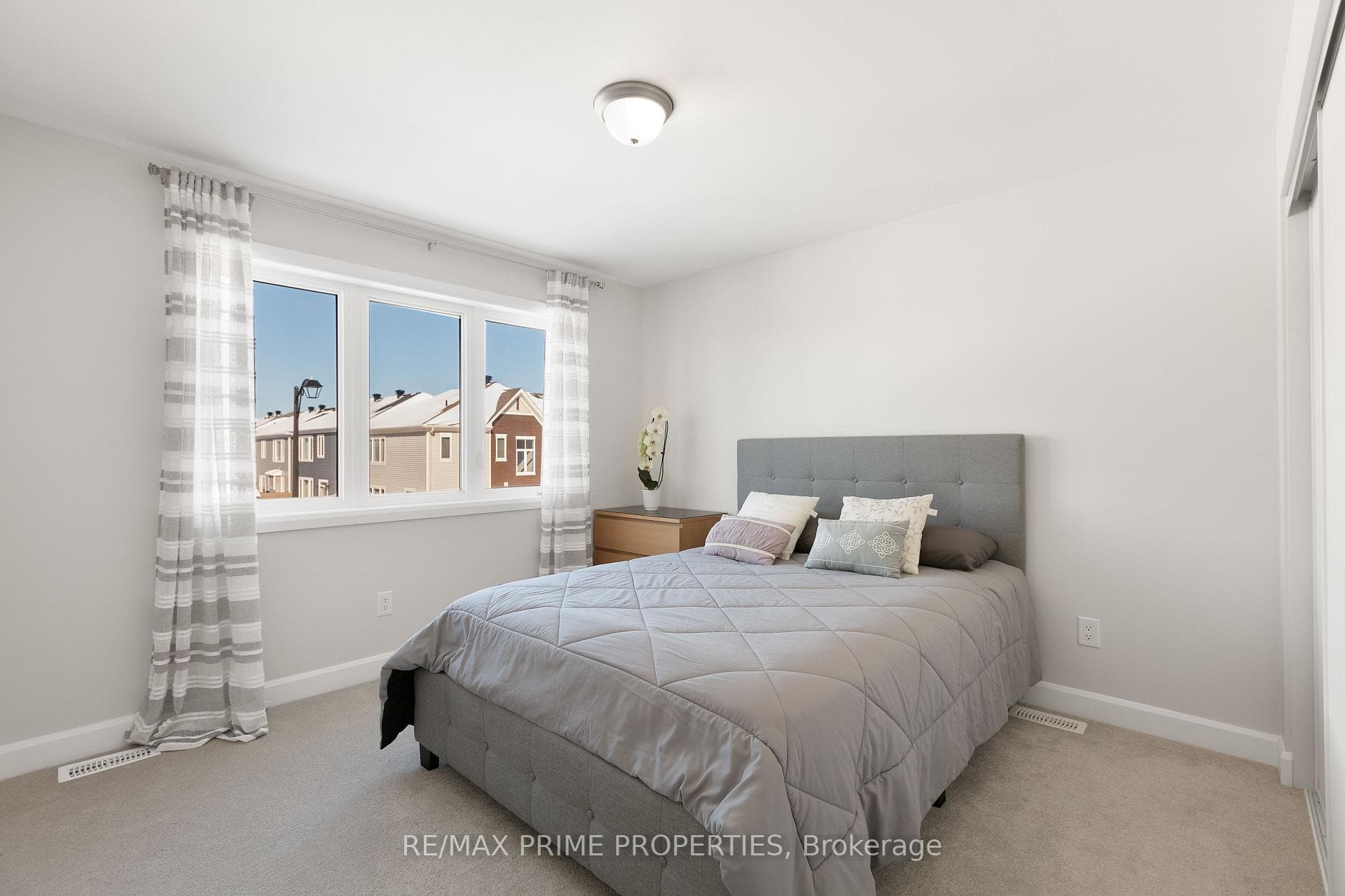 820 MERCIER Crescent photo 30