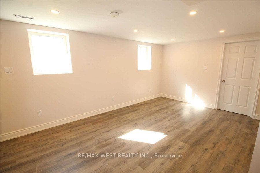 53 Sutherland Avenue Unit Bsmt photo 18