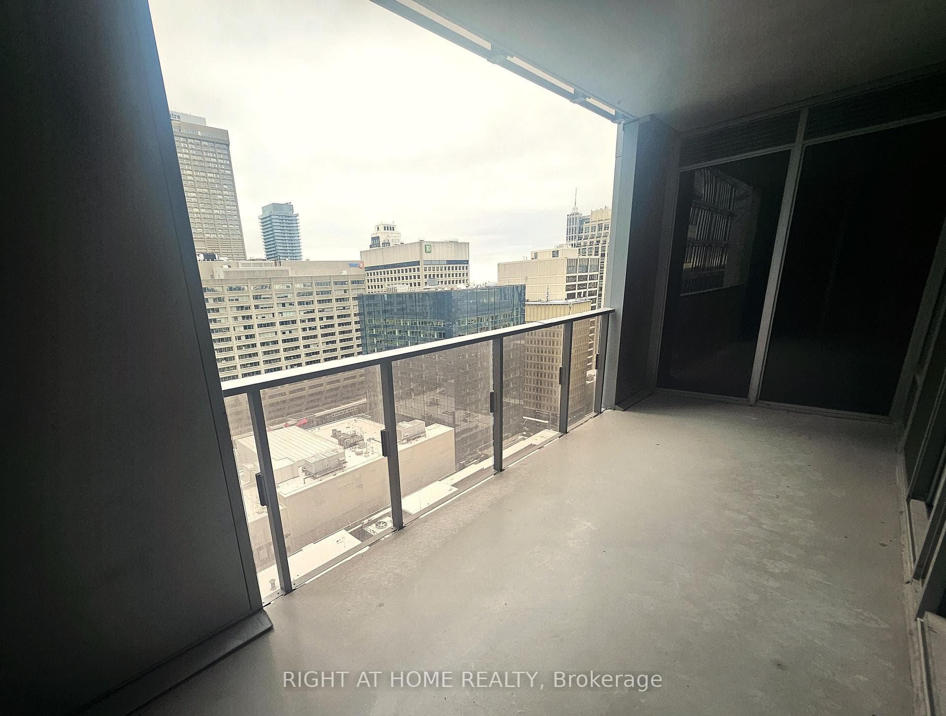 11 Yorkville Avenue Unit 1711 photo 1