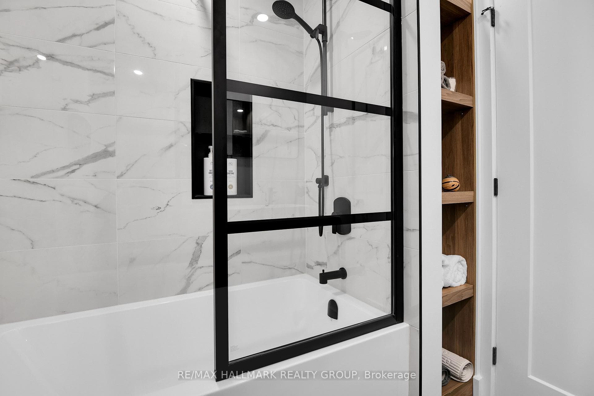 2nd floor - 4 piece bathroom