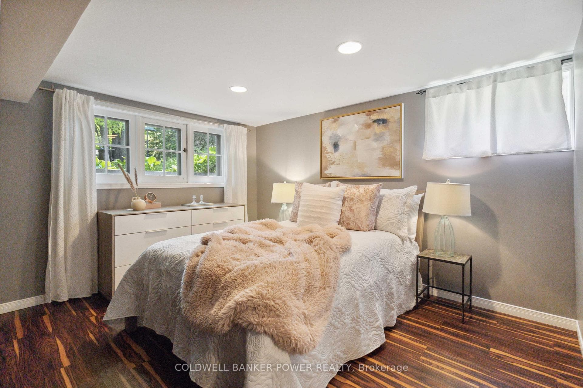 552 St George Street photo 29