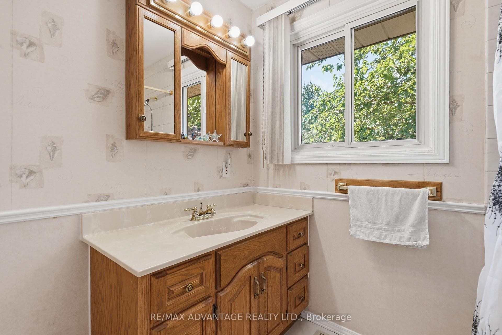 120 Champlain Crescent photo 26