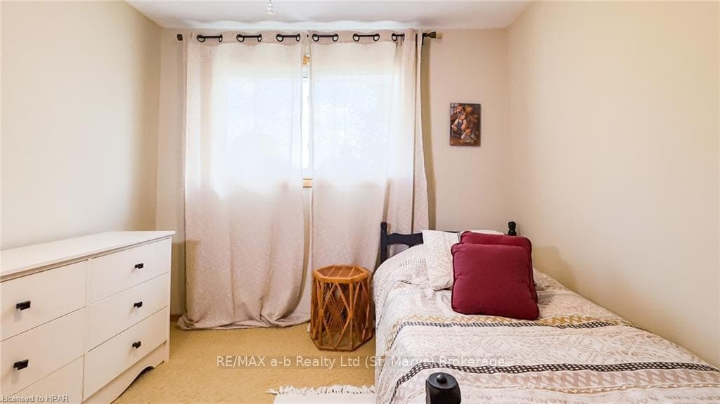 3 SPARLING Crescent photo 34