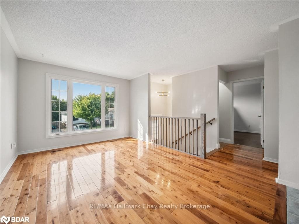 14 CHRISTINE Place Unit UPPER photo 2