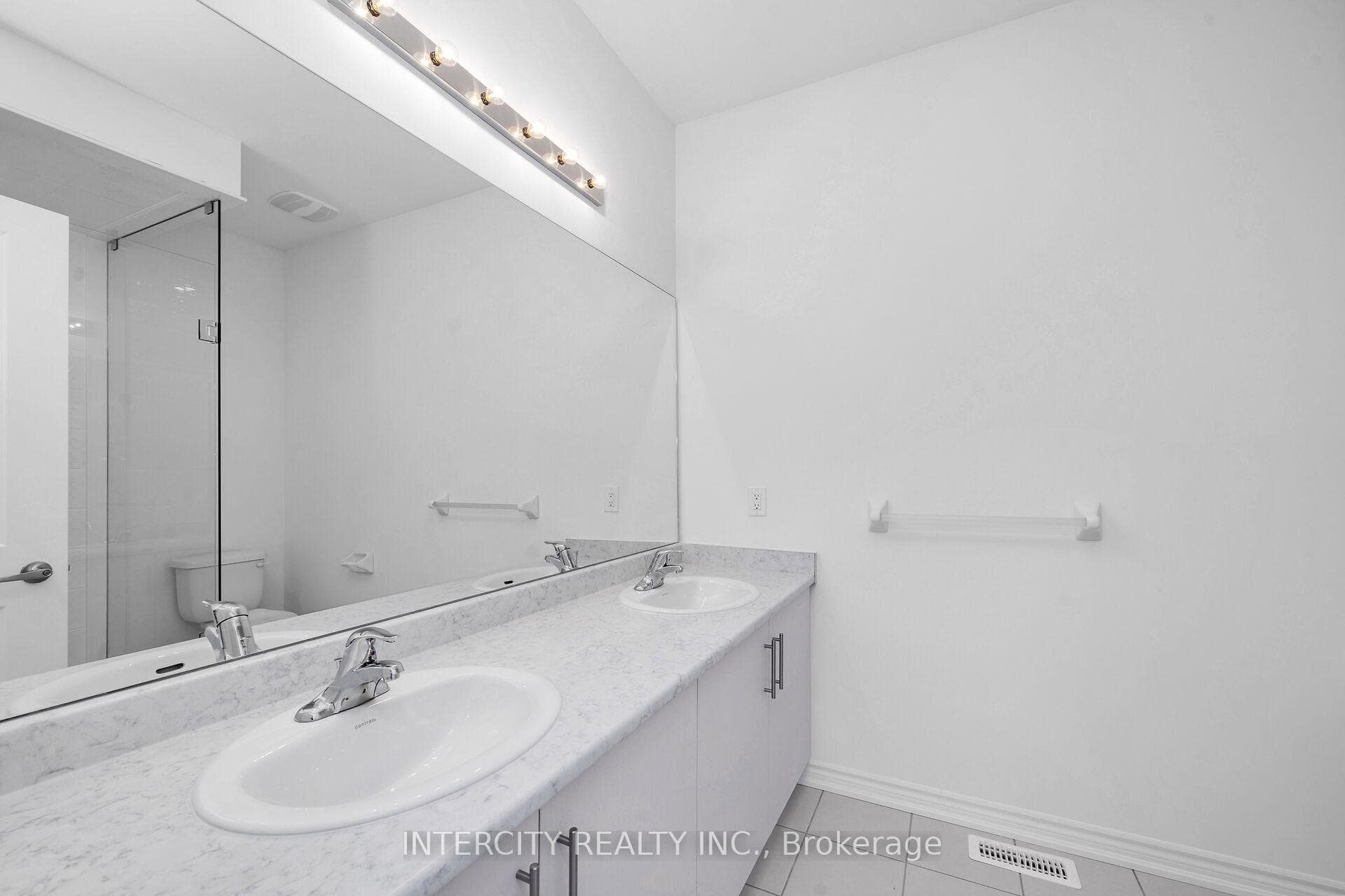 8 Radisson Street photo 17