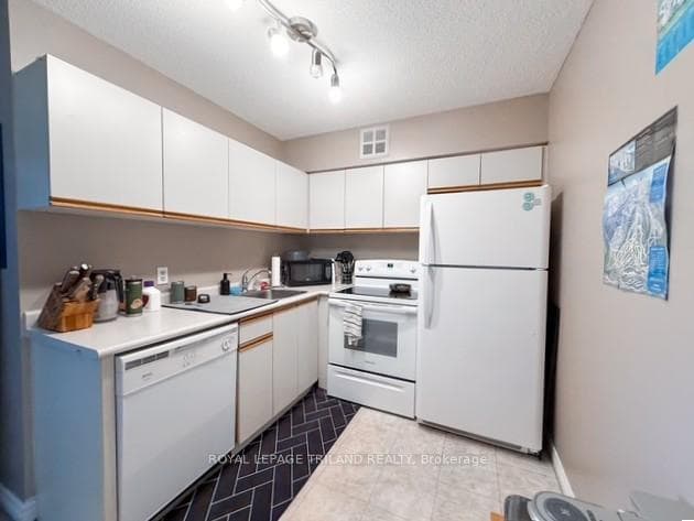 1 Jacksway Crescent Unit 322 photo 3