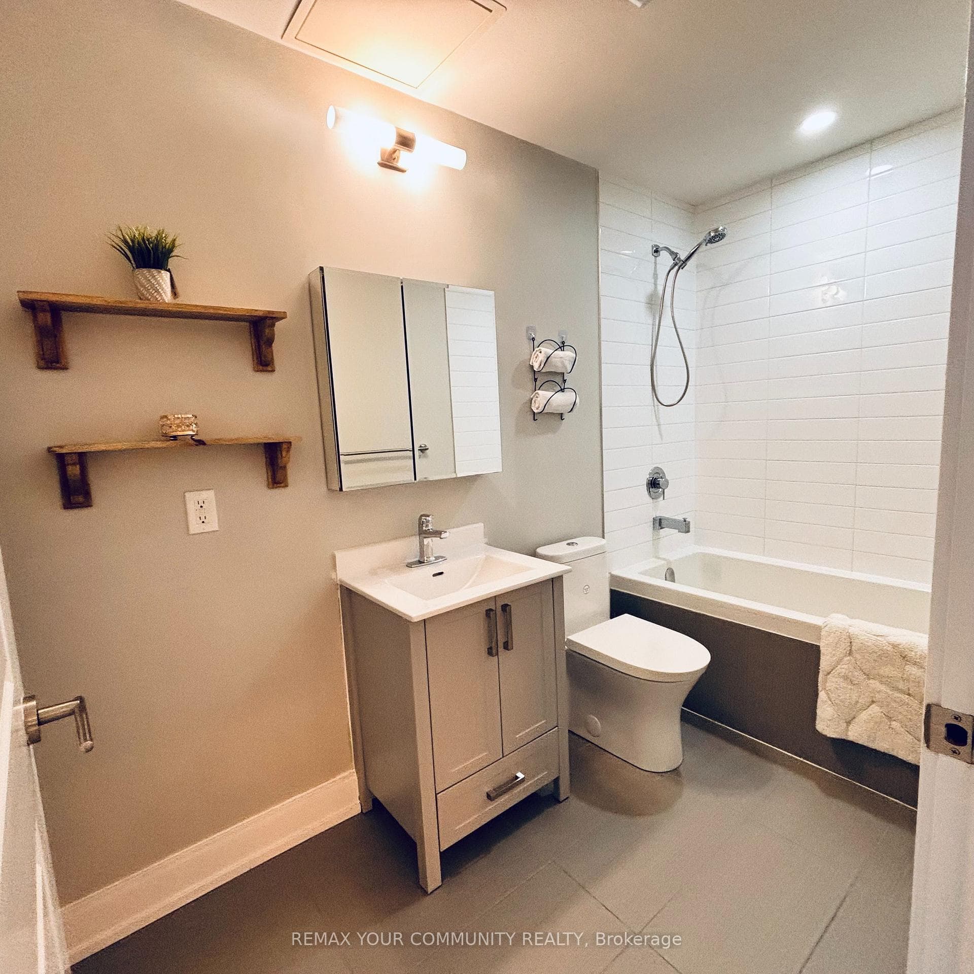 9600 YONGE Street Unit 318B photo 8