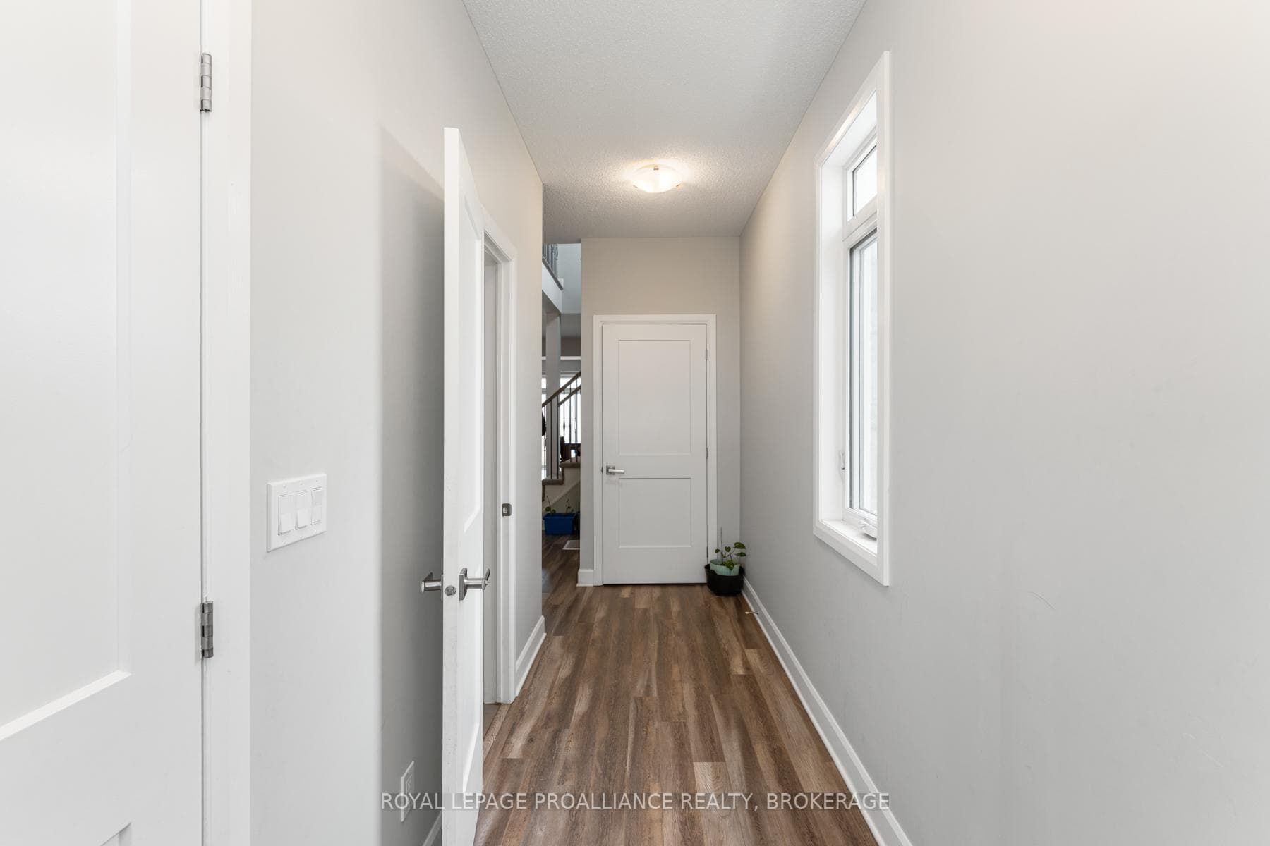 1519 Davenport Crescent photo 8