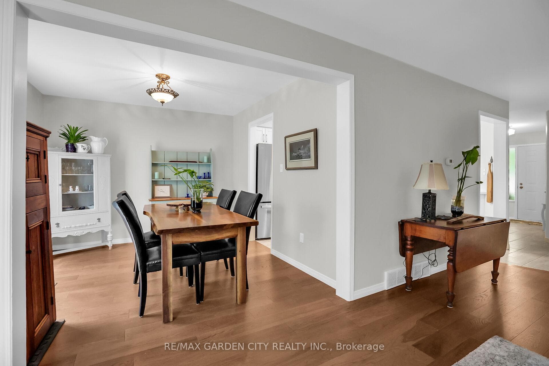 Nice flowing space between living/ dining room