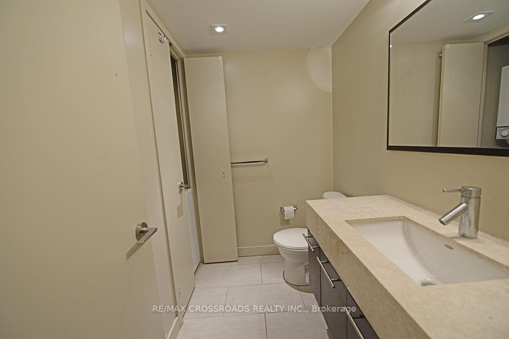 126 Simcoe Street Unit 706 photo 8
