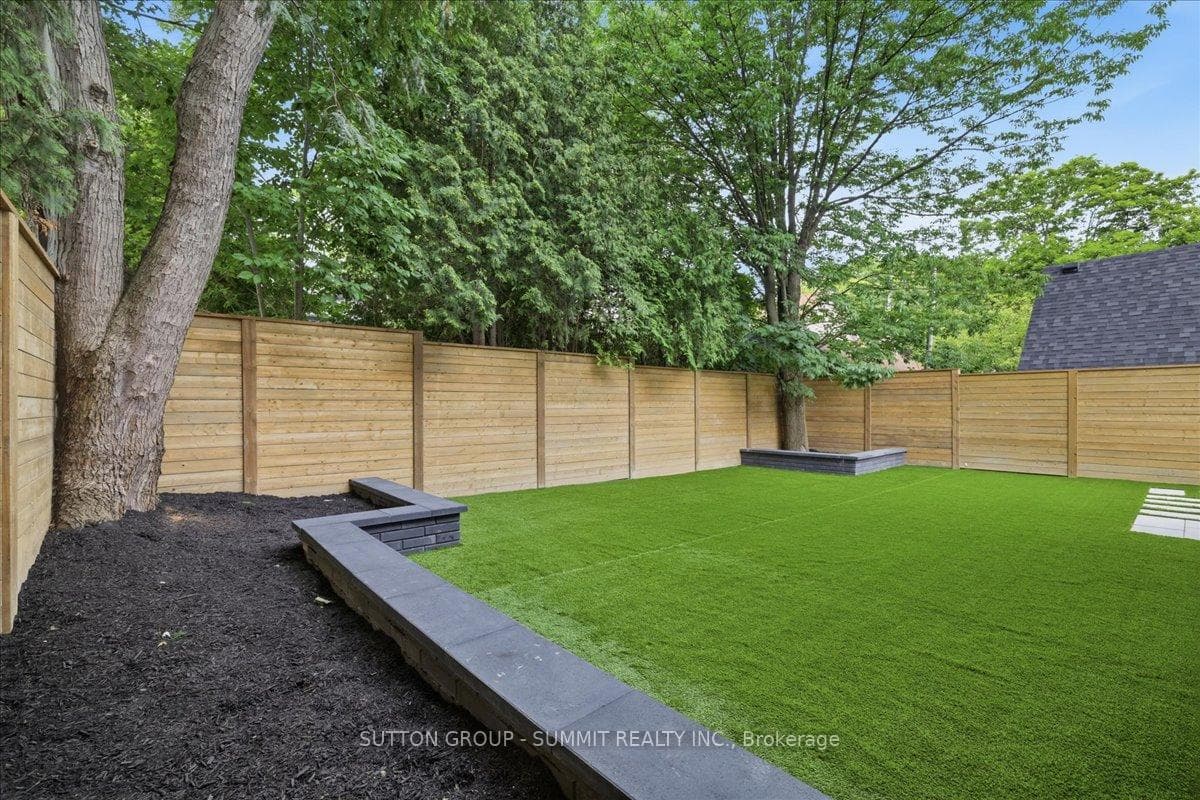 160 Allan Street photo 34