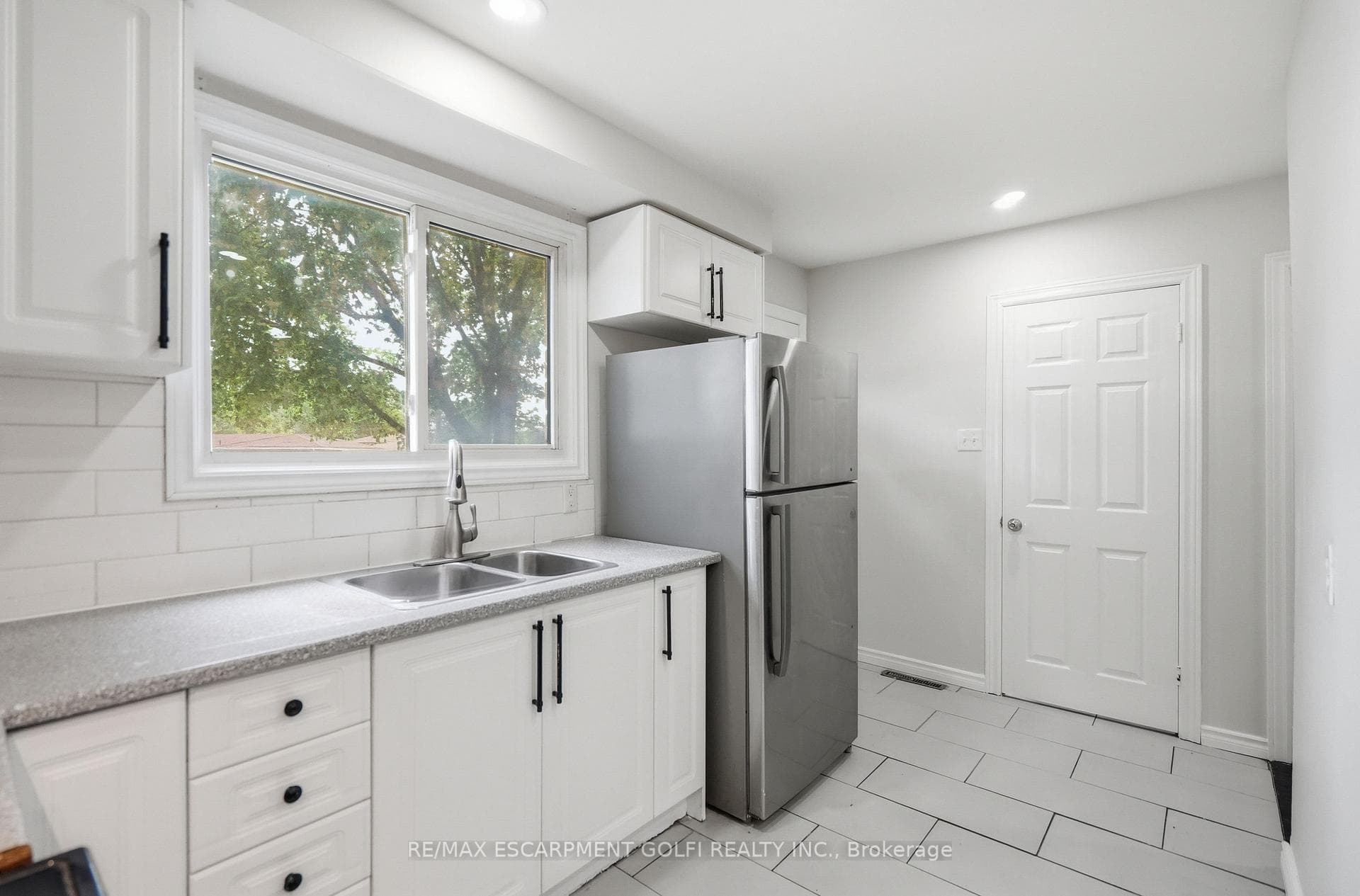 82 Riverdale Drive Unit 14 photo 9
