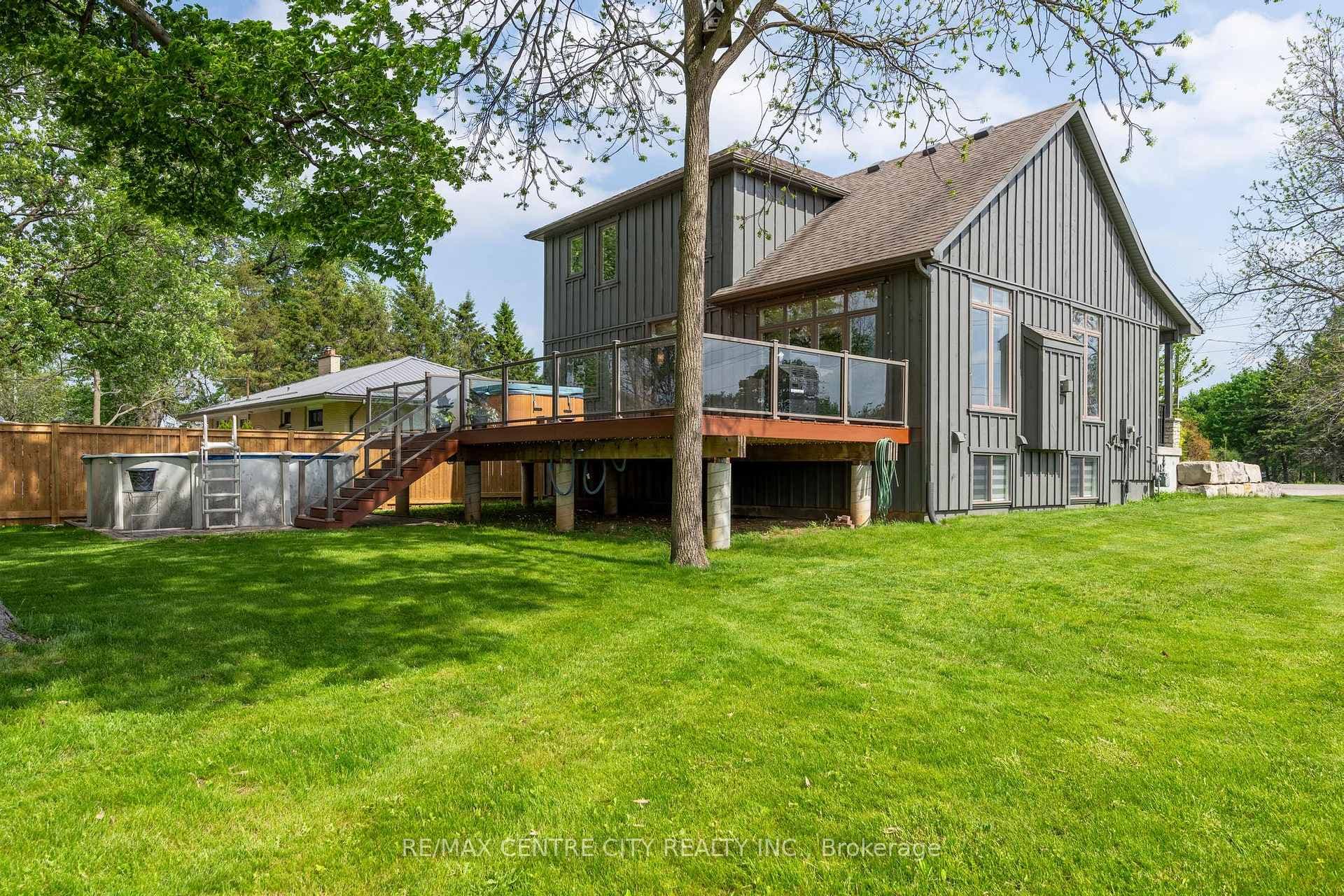 2580 Dundas Street photo 2