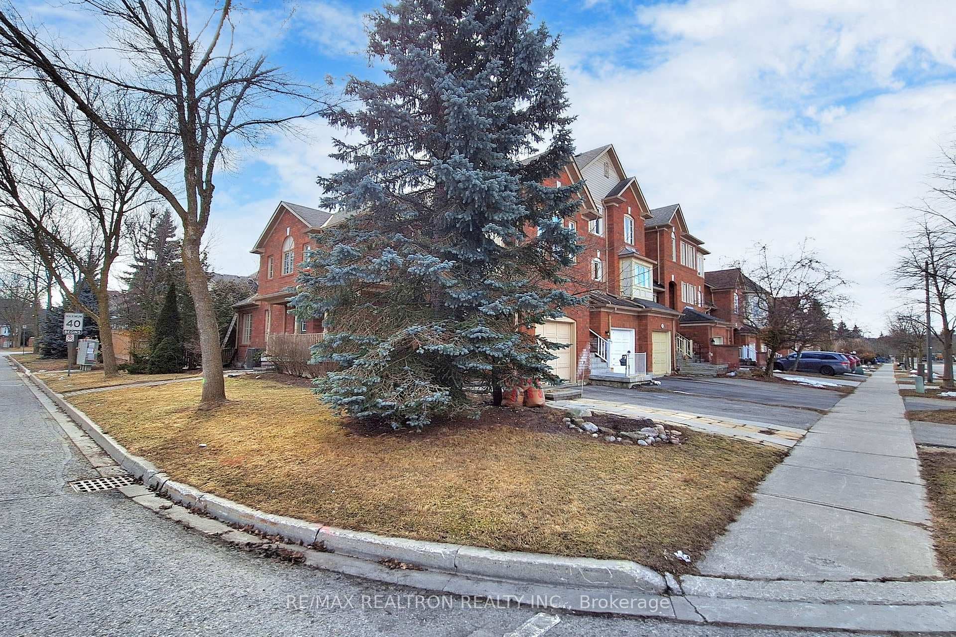 50 Luxton Avenue photo 3